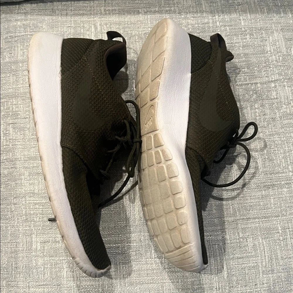 Nike Roshe One Sneakers Men's 8.5 Ultra Lightweight Running Shoe Cushioning